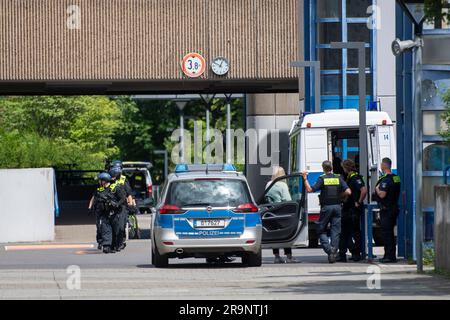 Berlin, Allemagne. 28th juin 2023. Après plusieurs appels d'urgence, la police se trouve devant l'école Carl von Ossietzky de Berlin Kreuzberg. Credit: Christophe bateau/dpa/Alay Live News Banque D'Images