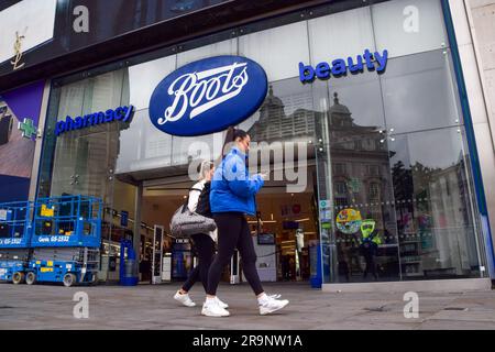 Londres, Angleterre, Royaume-Uni. 28th juin 2023. Les gens se promèneront devant le magasin Boots de Piccadilly Circus alors que la chaîne des produits de beauté et de pharmacie annonce qu'elle fermera 300 magasins. (Credit image: © Vuk Valcic/ZUMA Press Wire) USAGE ÉDITORIAL SEULEMENT! Non destiné À un usage commercial ! Banque D'Images