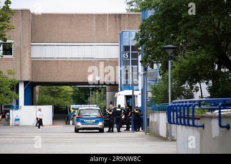 Berlin, Allemagne. 28th juin 2023. Après plusieurs appels d'urgence, la police se trouve devant l'école Carl von Ossietzky de Berlin Kreuzberg. Credit: Christophe bateau/dpa/Alay Live News Banque D'Images