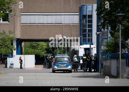 Berlin, Allemagne. 28th juin 2023. Après plusieurs appels d'urgence, la police se trouve devant l'école Carl von Ossietzky de Berlin Kreuzberg. Credit: Christophe bateau/dpa/Alay Live News Banque D'Images