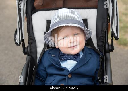 Henley-on-Thames, Oxfordshire, Royaume-Uni. 28th juin 2023. Cutie Brooks, qui a 10 mois, est venu tout le chemin de Washington. C'était une journée chargée à la régate royale de Henley le deuxième jour de l'événement de six jours. Henley Royal Regetta fête ses 184 ans cette année. Des rameurs du monde entier ravirent sur la Tamise. Crédit : Maureen McLean/Alay Live News Banque D'Images