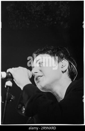 Elizabeth Fraser du groupe écossais de Dream pop Cocteau Twins jouant à l'Université de Cardiff à Cardiff, pays de Galles, le 17 février 1994. Photographie : Rob Watkins. INFO : Cocteau Twins, un groupe de rock alternatif écossais, a fasciné les auditeurs avec des paysages sonores éthérés et la voix unique d'Elizabeth Fraser. Leur style Dream-pop, présenté dans des albums comme Treasure et Heaven or Las Vegas, a influencé une génération et a consolidé leur statut de pionniers dans le genre shoegaze. Banque D'Images