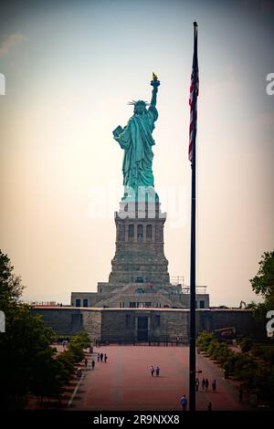 Une vue aérienne stupéfiante de la Statue de la liberté à New York, États-Unis Banque D'Images