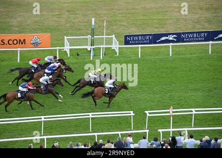 Newbury, Royaume-Uni. 27th juin 2023. Secret Strength (3), monté par Luke Catton, retient Night Arc (7) avant de gagner les 20,25 piquets Maurice Adams Memorial handicap à l'hippodrome de Newbury, Royaume-Uni. Crédit : Paul Blake/Alay Live News. Banque D'Images