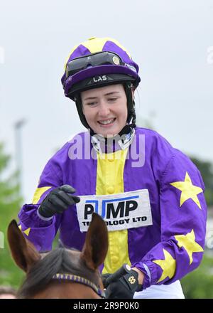 Newbury, Royaume-Uni. 27th juin 2023. Olivia Tubb salue la foule après avoir remporté les 17,30 titres apprenti handicap sur Mrembo à l'hippodrome de Newbury, au Royaume-Uni. Crédit : Paul Blake/Alay Live News. Banque D'Images