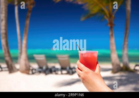 Plage exotique de l'île avec palmiers sur la côte de la mer des Caraïbes et cocktail rafraîchissant d'été pina colada Banque D'Images