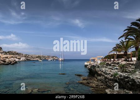 Rhodes, Grèce - 27 mai 2023 : paysage pittoresque de la côte de la mer à Kalithea, Rhodes, Grèce. Voiliers dans la baie. Banque D'Images