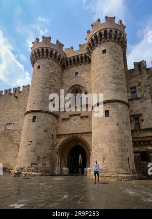 Rhodes, Grèce - 27 mai 2023 : porte d'entrée du Palais du Grand Maître des Chevaliers de Rhodes. Banque D'Images