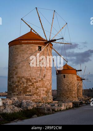 Rhodes, Grèce - 27 mai 2023 : les moulins à vent de Mandraki au coucher du soleil. Banque D'Images
