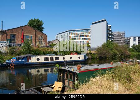 Les barques de la rivière Lea naviguent près de Bromley-by-Bow, dans l'est de Londres, au Royaume-Uni, en été Banque D'Images