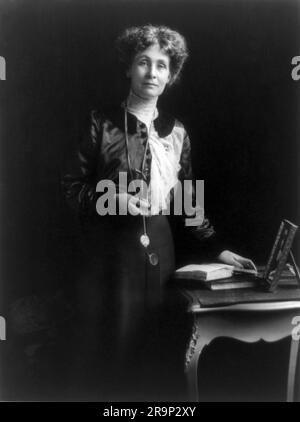 L'Union sociale et politique des femmes (WSPU) était un mouvement politique exclusivement féminin et une organisation militante de premier plan qui milite pour le suffrage des femmes au Royaume-Uni de 1903 à 1918. Connue depuis 1906 sous le nom de suffragettes, son adhésion et ses politiques étaient étroitement contrôlées par Emmeline Pankhurst et ses filles Christabel et Sylvia. Banque D'Images