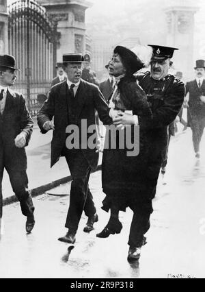 Emmeline Pankhurst, militante du suffrage féminin, est arrêtée par la police à l'extérieur de Buckingham Palace, alors qu'elle tente de présenter une pétition à George V en mai 1914 Banque D'Images