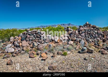 Vestiges de Johnson Ranch à River Road, désert de Chihuahuan, montagnes de Chisos à distance, parc national de Big Bend, Texas, États-Unis Banque D'Images