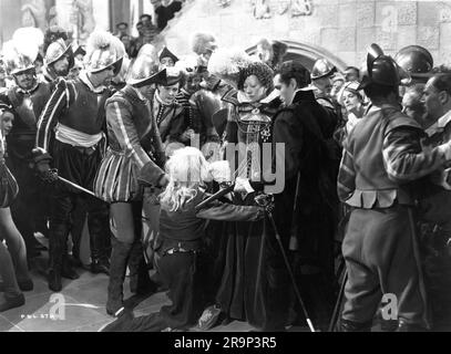 FLORA ROBSON comme la reine Elizabeth la première et LAURENCE OLIVIER en FEU SUR L'ANGLETERRE 1937 réalisateur WILLIAM K. HOWARD roman A.E.W. Mason scénario Clemence Dane et Sergei Nolbandov musique Richard Addinsell producteurs Erich Pommer et Alexander Korda London film Productions / United Artists Banque D'Images