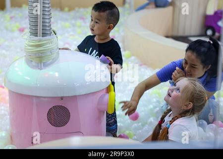 Yanbian, province chinoise de Jilin. 27th juin 2023. Les enfants visitent la zone amusante d'un centre commercial à Hunchun, dans la province de Jilin, au nord-est de la Chine, à 27 juin 2023. Hunchun, une ville d'environ 220 000 habitants, est située à la frontière chinoise avec la Russie et la République populaire démocratique de Corée. La reprise des services passagers par les douanes Hunchun au début de 2023 a rendu pratique pour les touristes russes qui visitent la ville pour le shopping, le divertissement et les expériences gastronomiques. Credit: Yan Linyun/Xinhua/Alay Live News Banque D'Images