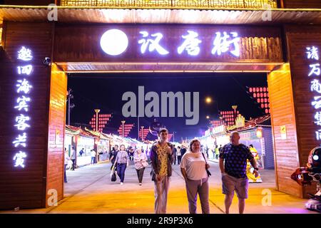 Yanbian, province chinoise de Jilin. 27th juin 2023. Les touristes russes visitent un marché nocturne à Hunchun, dans la province de Jilin, au nord-est de la Chine, à 27 juin 2023. Hunchun, une ville d'environ 220 000 habitants, est située à la frontière chinoise avec la Russie et la République populaire démocratique de Corée. La reprise des services passagers par les douanes Hunchun au début de 2023 a rendu pratique pour les touristes russes qui visitent la ville pour le shopping, le divertissement et les expériences gastronomiques. Credit: Yan Linyun/Xinhua/Alay Live News Banque D'Images