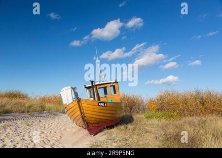 Bateau de pêche sur la plage d'Ahlbeck sur l'île d'Usedom. Mecklembourg-Poméranie occidentale, Allemagne Banque D'Images