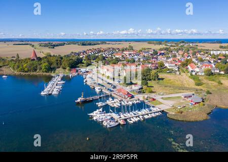 Vue sur le port de Kirchdorf sur l'île de Poel. Mecklembourg-Poméranie occidentale, Allemagne Banque D'Images