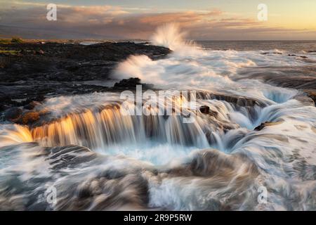 Coucher de soleil et trou d'évier en tube de lave. Hawaï, la grande île Banque D'Images