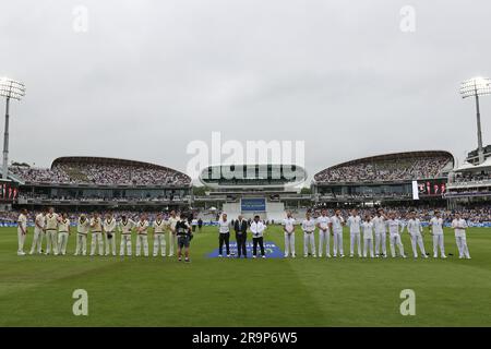 Les deux équipes se présentent à l'hymne national pendant le LV= Insurance Ashes Test Series deuxième jour de test 1 Angleterre contre Australie à Lords, Londres, Royaume-Uni, 28th juin 2023 (photo de Mark Cosgrove/News Images) Banque D'Images