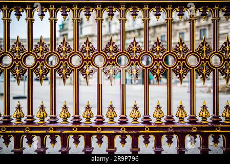 Clôture dorée sur le palais Hofburg à Vienne Banque D'Images