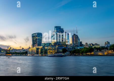 La ville de Londres et la Tamise la nuit, à Londres, au Royaume-Uni Banque D'Images