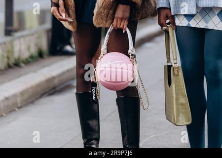 Paris, France - 3 octobre 2021 : une femme porte un sac à main Hermes FGM Bag Nike Pink basket-ball cuir sac à bandoulière, Banque D'Images