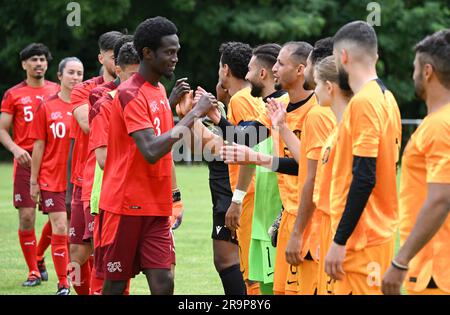 28 juin 2023, Hesse, Francfort-sur-le-main: Les joueurs des équipes de réfugiés des pays-Bas (r) et de la Suisse se bousculer avant le match de la coupe de l'unité européenne. Le tournoi de football, organisé par les Nations Unies (HCR) et l'UEFA, compte 16 équipes de réfugiés. Les équipes de réfugiés se disputent chacune pour la nation dans laquelle elles ont trouvé refuge. Photo: Arne Dedert/dpa Banque D'Images