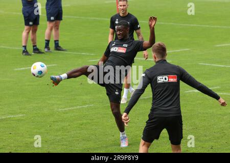 28 juin 2023, Basse-Saxe, Osnabrück: Football: Ligue 2nd, VfL Osnabrück, lancement de l'entraînement au terrain d'entraînement d'Illoshöhe. Maxwell Gyamfi (M) d'Osnabrück joue le ballon. Photo: Friso Gentsch/dpa Banque D'Images
