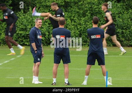 28 juin 2023, Basse-Saxe, Osnabrück: Football: 2nd division, VfL Osnabrück, lancement de l'entraînement au terrain d'entraînement d'Illoshöhe. L'entraîneur Osnabrück Tobias Schweinsteiger (l) est sur le terrain. Photo: Friso Gentsch/dpa Banque D'Images