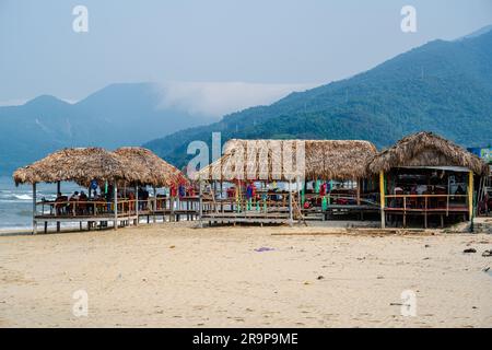 Chan May, Vietnam -- 20 mars 2023. Une photo d'un restaurant sur une plage de la mer de Chine du Sud près de Chan May au Vietnam. Banque D'Images