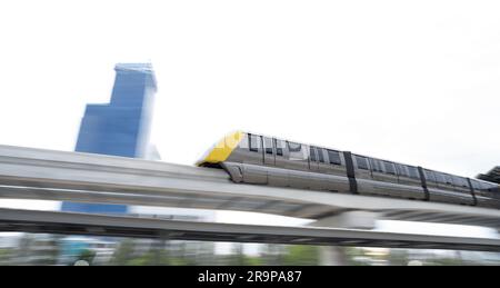 Le train monorail surélevé se déplace rapidement sur le rail. Monorail de transport en commun. Transport de masse moderne. Transport ferroviaire. Monorail sans conducteur. Monorail Banque D'Images