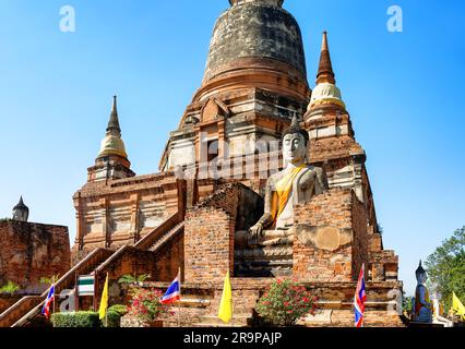 Grande statue de Bouddha devant le temple Wat Yai Chai Mongkol (ou Mongkhon) dans le parc historique d'Ayutthaya, Thaïlande. Wat Yai Chai Mongkol est bouddhiste temp Banque D'Images