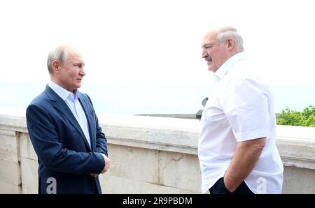 Sotchi, Russie. 09 juin 2023. Le président russe Vladimir Poutine discute avec le président biélorusse Alexandre Loukachenko, à droite, lors de réunions à la résidence de la mer Noire à Bocharov Ruchei 9 juin 2023, à Sotchi, en Russie. Credit: Gavriil Grigorov/Kremlin Pool/Alamy Live News Banque D'Images