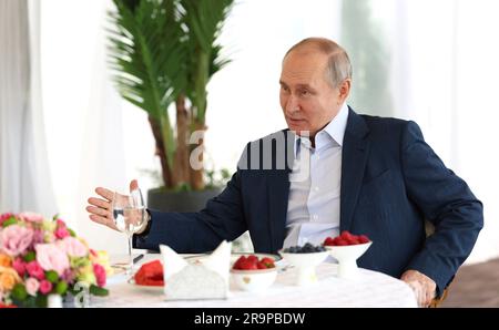 Sotchi, Russie. 09 juin 2023. Le président russe Vladimir Poutine organise un petit-déjeuner de réunion avec le président biélorusse Alexandre Loukachenko, à droite, lors de réunions à la résidence de la mer Noire à Bocharov Ruchei 9 juin 2023, à Sotchi, en Russie. Credit: Gavriil Grigorov/Kremlin Pool/Alamy Live News Banque D'Images