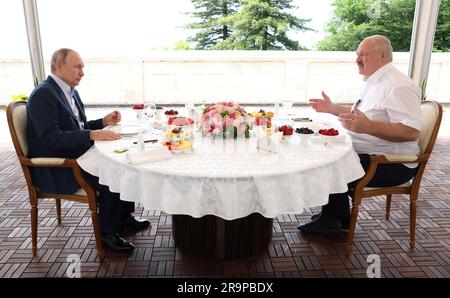 Sotchi, Russie. 09 juin 2023. Le président russe Vladimir Poutine organise un petit-déjeuner de réunion avec le président biélorusse Alexandre Loukachenko, à droite, lors de réunions à la résidence de la mer Noire à Bocharov Ruchei 9 juin 2023, à Sotchi, en Russie. Credit: Gavriil Grigorov/Kremlin Pool/Alamy Live News Banque D'Images