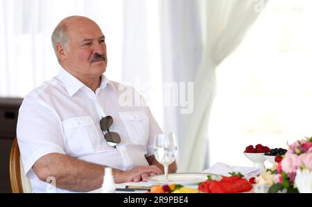 Sotchi, Russie. 09 juin 2023. Le président biélorusse Alexandre Loukachenko écoute lors d’un petit-déjeuner de réunion organisé par le président russe Vladimir Poutine à la résidence de la mer Noire à Bocharov Ruchei 9 juin 2023 à Sotchi, en Russie. Credit: Gavriil Grigorov/Kremlin Pool/Alamy Live News Banque D'Images