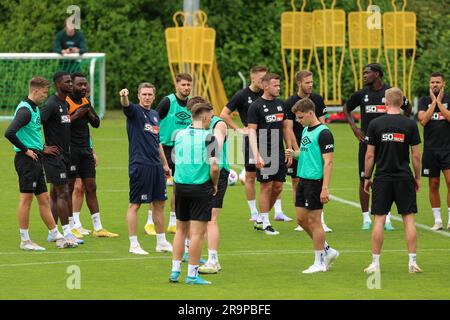 28 juin 2023, Basse-Saxe, Osnabrück: Football: 2nd division, VfL Osnabrück, lancement de l'entraînement au terrain d'entraînement d'Illoshöhe. L'entraîneur d'Osnabrück Tobias Schweinsteiger (4th de gauche) donne des instructions à ses joueurs. Photo: Friso Gentsch/dpa Banque D'Images