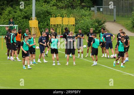 28 juin 2023, Basse-Saxe, Osnabrück: Football: Ligue 2nd, VfL Osnabrück, l'entraînement commence au terrain d'entraînement d'Illoshöhe. Les joueurs d'Osnabrück participent à l'entraînement. Photo: Friso Gentsch/dpa Banque D'Images