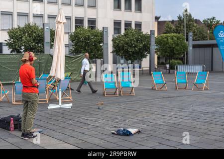 Kaiserslautern, Allemagne. 28th juin 2023. Artiste féminine au travail avec la marche piétonne en arrière-plan. Onze artistes internationaux de 6 pays transforment le pavé Stiftsplatz (place) en art tridimensionnel. 3D l'art de la rue utilise la perspective pour créer l'illusion optique de l'espace. Les visiteurs sont invités à observer tous les artistes au travail pendant trois jours, du mercredi à 8 h 00 au vendredi à 6 h 00. Cette année, le sujet est « Digitalisation et Smart City ». Les tableaux illustrent des robots, des données ou des scénarios de cyberpunk. Credit: Gustav Zygmund/Alamy News Banque D'Images