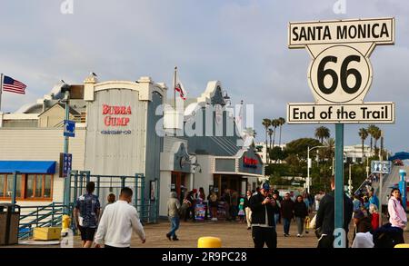 Lieu touristique sur Santa Monica Pier avec le restaurant de fruits de mer Bubba Gump et stars and Stripes California USA Banque D'Images