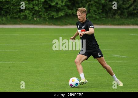 28 juin 2023, Basse-Saxe, Osnabrück: Football: 2nd division, VfL Osnabrück, lancement de l'entraînement au terrain d'entraînement d'Illoshöhe. Jannik Zahmel d'Osnabrück porte la balle. Photo: Friso Gentsch/dpa Banque D'Images