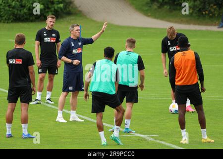 28 juin 2023, Basse-Saxe, Osnabrück: Football: 2nd division, VfL Osnabrück, lancement de l'entraînement au terrain d'entraînement d'Illoshöhe. L'entraîneur d'Osnabrück Tobias Schweinsteiger (3rd de gauche) donne des instructions à ses joueurs. Photo: Friso Gentsch/dpa Banque D'Images