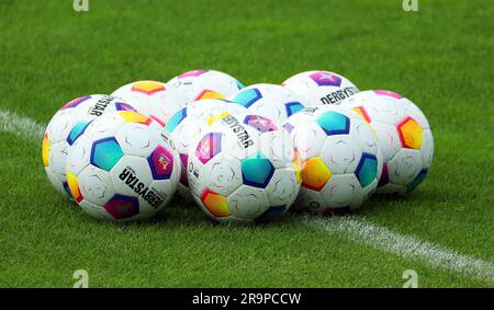 28 juin 2023, Basse-Saxe, Osnabrück: Football: 2nd division, VfL Osnabrück, lancement de l'entraînement au terrain d'entraînement d'Illoshöhe. Des ballons de football de Derbystar, des ballons de match officiels de la Bundesliga 2nd, sont sur le terrain. Photo: Friso Gentsch/dpa Banque D'Images