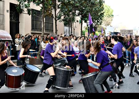 Igualada, Barcelone ; 8 mars 2020 : célébration de la Journée de la femme avec le groupe de batucada protons percussion, jouant dans les rues d'Igualada Banque D'Images