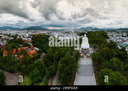 6 juin 2023 : Pagode de long fils, qui abrite la plus grande statue de Bouddha de la ville de Nha Trang, province de Khanh Hoa, Vietnam Banque D'Images