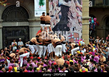 Igualada, Barcelone; 26 août 2018: Rencontre des groupes de la tour humaine de Moixiganguers et des Colla Joves Xiquets de Reus au festival d'Igualada Banque D'Images