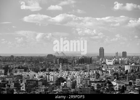 Noir et blanc photo du ciel du Caire avec les Pyramides en arrière-plan Banque D'Images