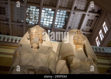 Prenez la tête de la statue de Ramses II et de sa femme en Égypte Banque D'Images