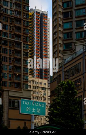 Immeubles résidentiels de grande hauteur bondés dans les rues de Hong Kong Banque D'Images